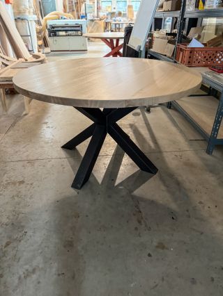 Vyrábíme kulaté stoly s různými typy podnoží 🎨🪑. Nabízíme provedení v jakékoli barvě dle vzorníku RAL a rozměry až do...