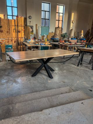 Jídelní stůl - Andúril. Na fotce vidíme 220x100 Natural / přírodní hrana . PODNOŽ ČERNÁ ( možnost udělat jakýkoli odstín...