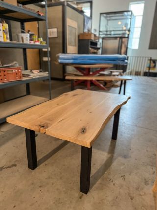 Kolmé nožky a dubová deska s přírodní hranou . Už zítra bude dělat radost ve Velkém Meziříčí. #doyem #truhlářství #truhlář...